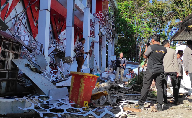 Earthquake off Indonesia topples buildings, kills 1, sets off small tsunami